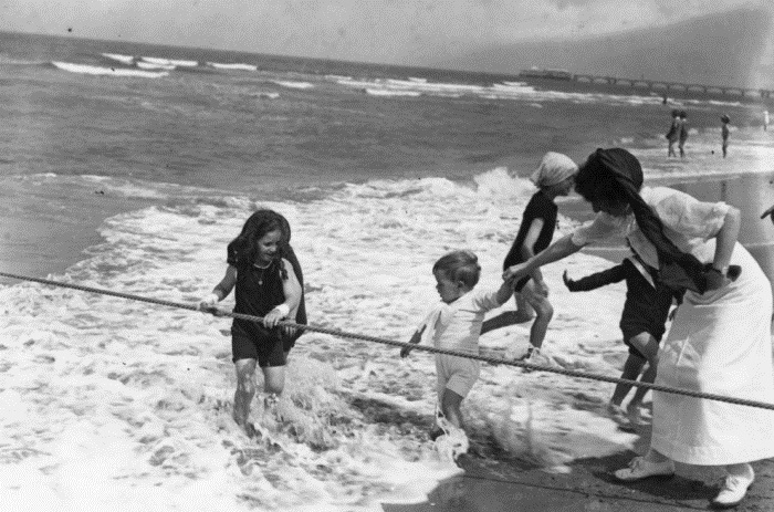 Уникальные ретро фотографии о том, как отдыхали на пляжах в начале XX века.