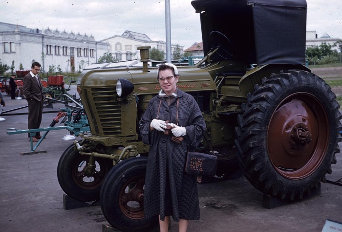 Иностранная туриста, возле трактора на выставке достижений народного хозяйства УССР. СССР, Киев, 1959 год.