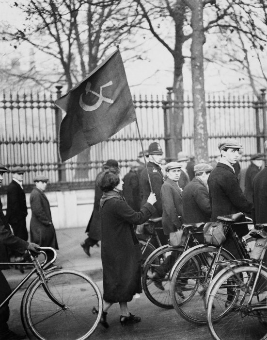 Женщина на коммунистическом марше в Лондоне, 1928 год.