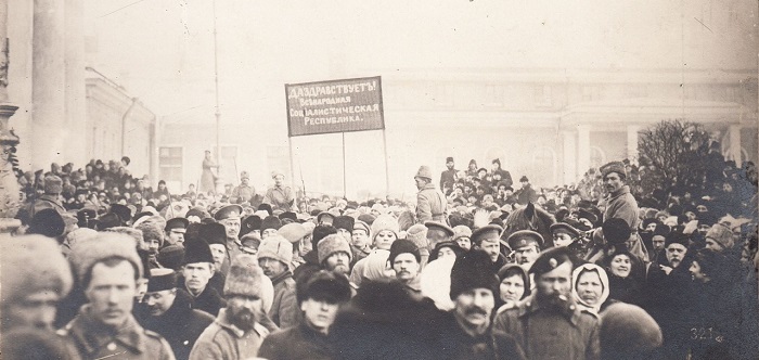 Войска у здания Государственной Думы. Петроград, 1917 год.