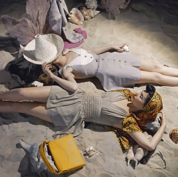 Две девушки, загорающие на пляже в модных платьях. 1960-е годы.