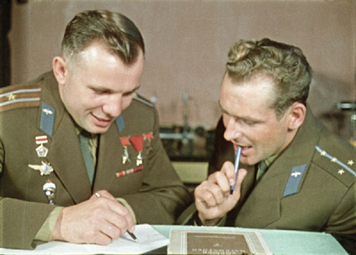 Ю.А. Гагарин и Титов на теоретических занятиях в ЦПК на территории звездного городка. 1961 год.