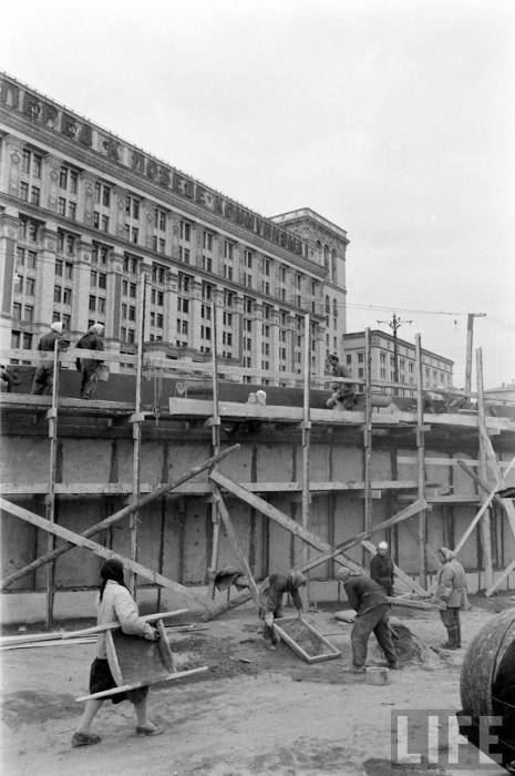 Женщины работающие на стройке. СССР, Москва, 1961 год.