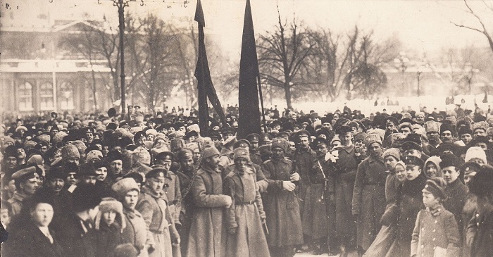 Солдаты и офицеры на Невском проспекте. Петроград, конец 1917 года.