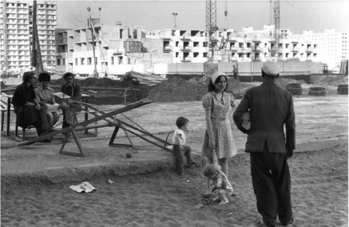 Дети, играющие на детской площадке. СССР, Набережные Челны, 1972 год.