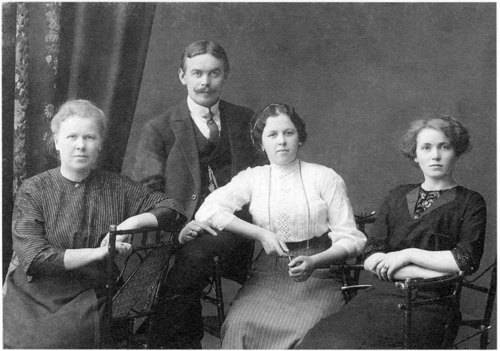  Амосова, Соберг с женой и сестрой Юлей. Россия, Архангельск, 1912 год. 
