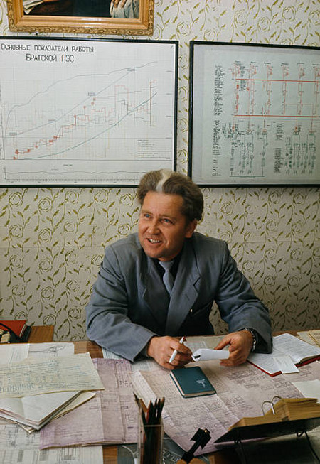 Главный инженер планирует построить более мощные турбины. СССР, Иркутская область, Братск.