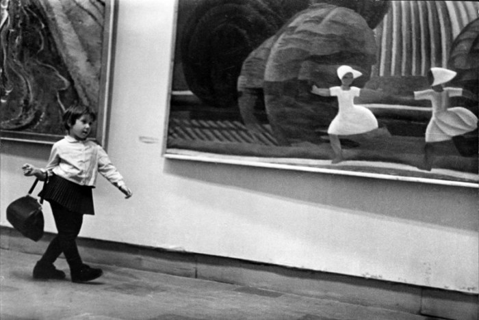 Девочка с сумкой на выставке в Москве. СССР, 1960 год. Фотограф: Николай Токарев