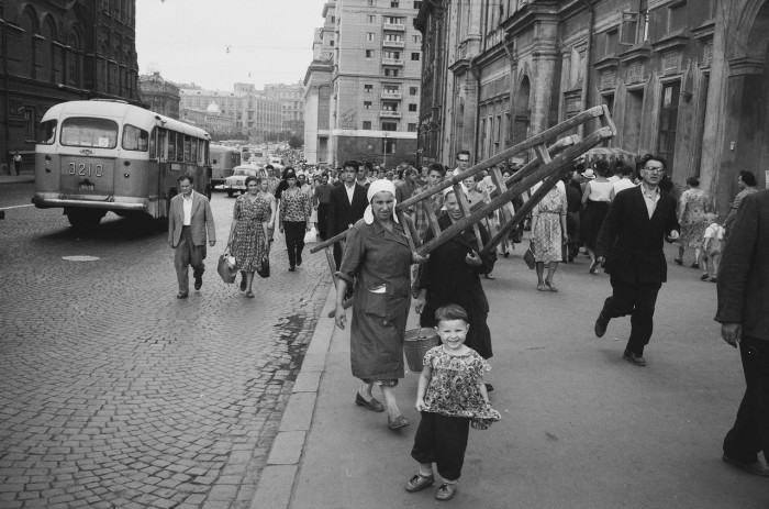 Уличная сцена - после работы. Москва,  1960-е годы. 