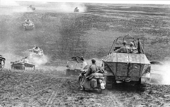 Танки и бронетехника 24-й танковой дивизии вермахта идут в наступление на Сталинград.
