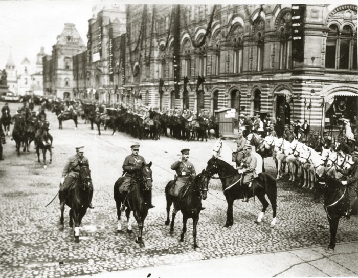 М.В.Фрунзе и К. Ворошилов на параде в Москве. 1920-е годы. 
