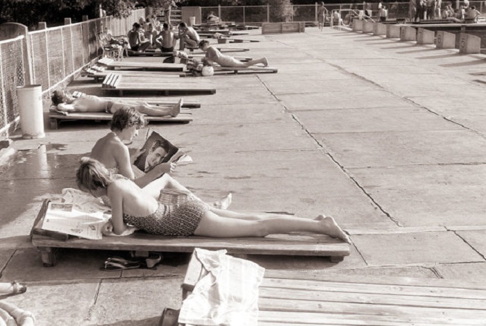 Девушки, отдыхающие на шезлонгах. 1960-е годы.