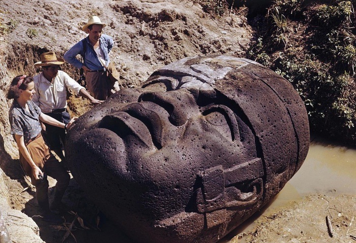 Огромная Ольмекская голова в Мексике.