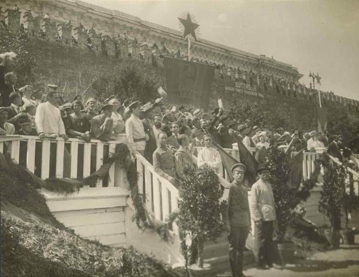 Празднование открытия второго конгресса Коминтерна в 1920 году. 