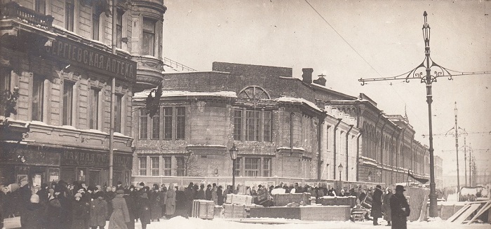 Толпы людей у баррикад арсенала. Петроград, 1917 год. 