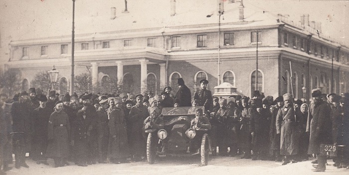Приезд арестованного к зданию Государственной Думу. Петроград, 1917 год.