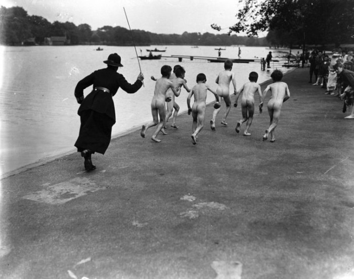 Голые подростки убегают от патрульного офицера. Великобритания, Лондон, Гайд-Парк, 1926 год.