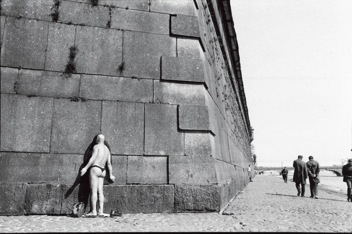 Загорающий мужчина. СССР, Ленинград, 1972 год.