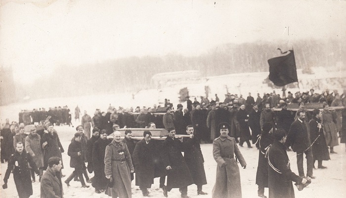  Шествие похоронной процессии на Марсово поле. Петроград, 1917 год.