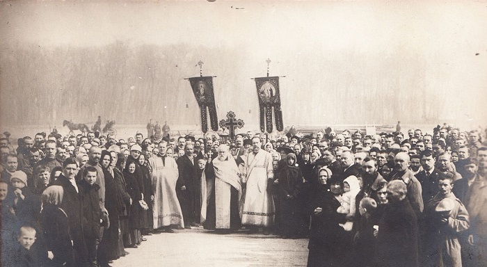 Первая панихида на братской могиле жертв революции.  Петроград,  23 марта 1917 года.