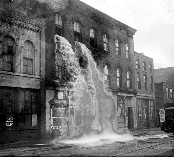 Алкоголь выливают из окон после рейда на ликеро-водочном заводе. Детройт, 1929 год.