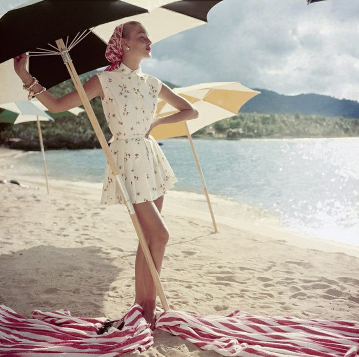 Модница в летнем платье под зонтом на пляже. 1960-е годы.