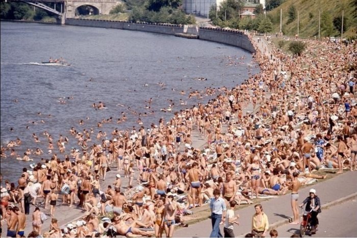 Толпы людей на пляже. Москва, Андреевская набережная, 1975 год.