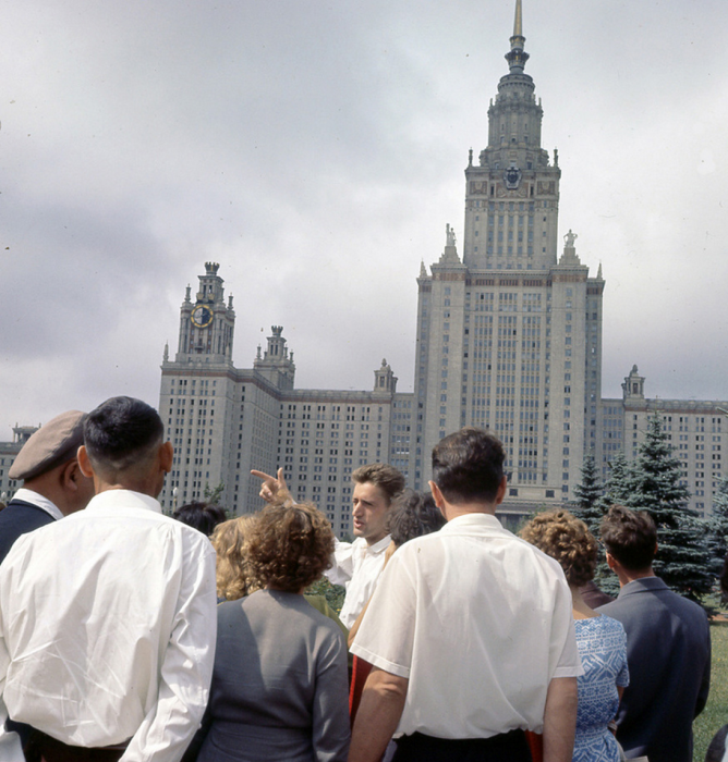 Иностранцы на экскурсии возле Московский государственный университет. СССР, Москва, 1963 год.