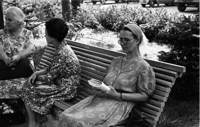 Женщина, читающая в парке на лавочке. СССР, Москва, 1963 год.
