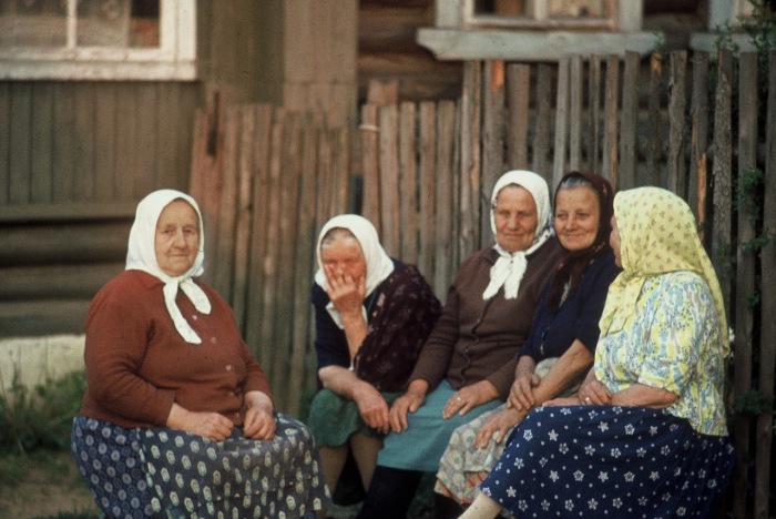 Бабушки, сидящие на лавочке возле дома. СССР, 1971 год.