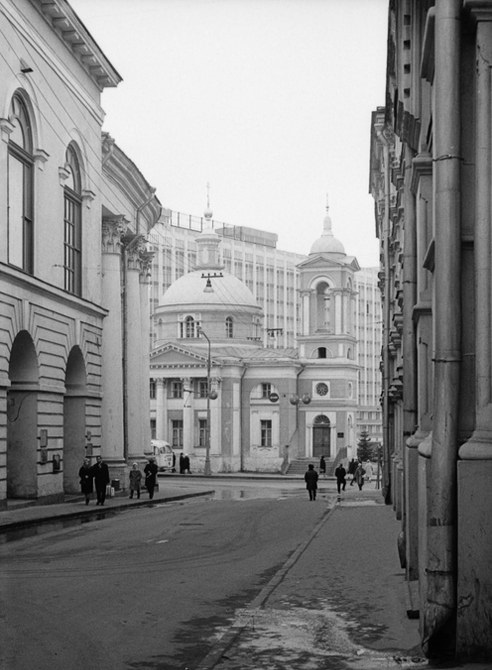 Московская улица в Китай-городе между улицами Ильинкой и Варваркой. СССР, Москва, 1969 год.
