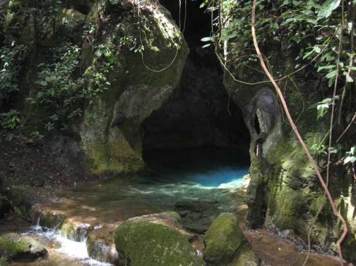 Пещера Актун-Туничиль-Мукналь служившая местом жертвоприношений. Белиз, город Сан-Игнасио.
