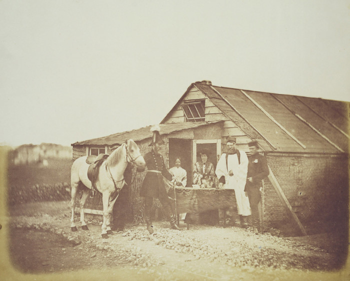 Женщины и священник возле своего дома во время Крымской войны. Крым, 1855 год.