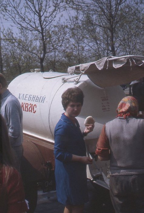Женщина покупающая хлебный напиток квас. СССР, 1971 год.