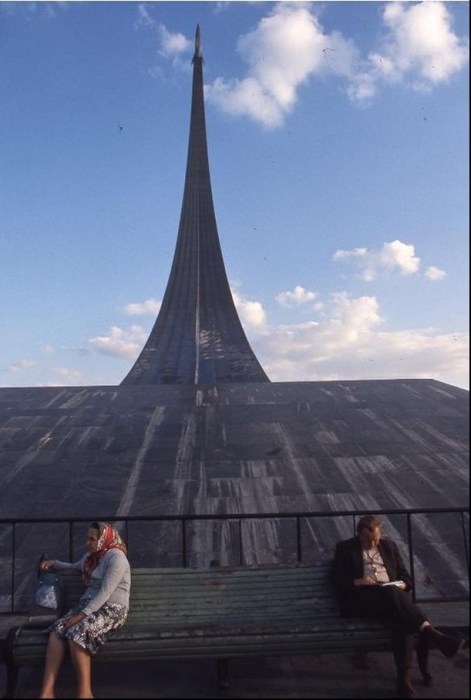 Возле мемориального музея космонавтики обелиск Покорителям космоса. СССР, Москва, 1975 год.