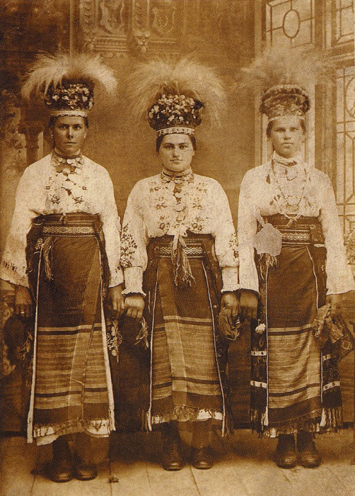 Девушки в традиционных праздничных одеждах. Село Стрелецкий Кут, 1909 год.