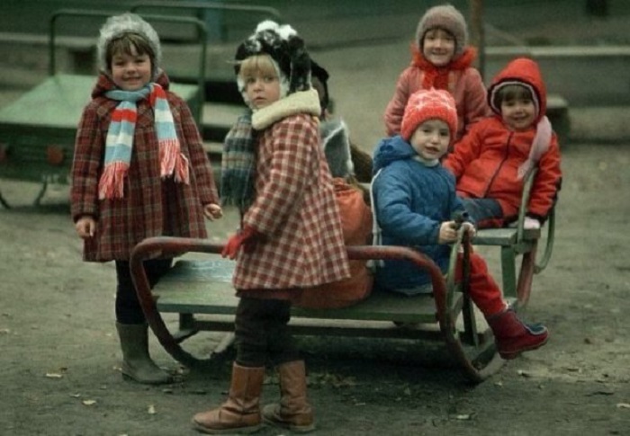Двор с детьми. СССР, Москва, октябрь 1985 года.