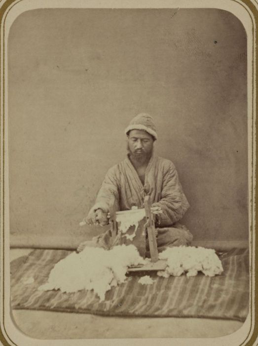Очистка хлопка от семян. Средняя Азия, конец XIX века.