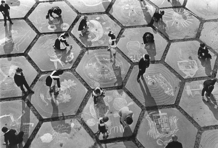 Дети рисуют мелом на плитах. СССР, Москва, 1960 год. Фотограф: Анатолий Хрупов. 