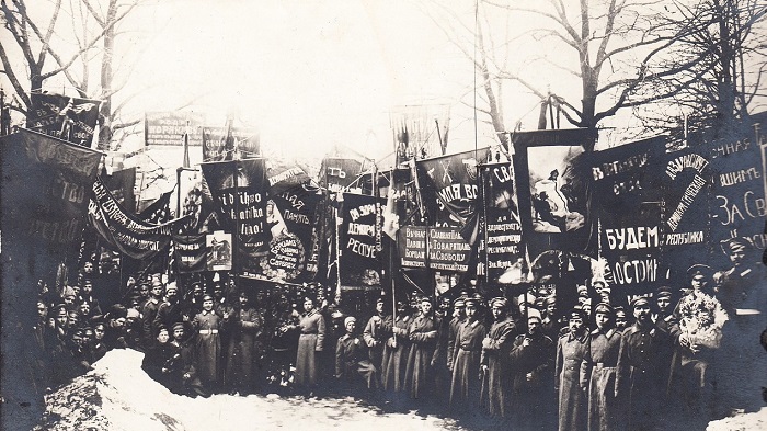  Общий снимок знамен в честь жертв революции на похоронах. Петроград,  23 марта 1917 года.