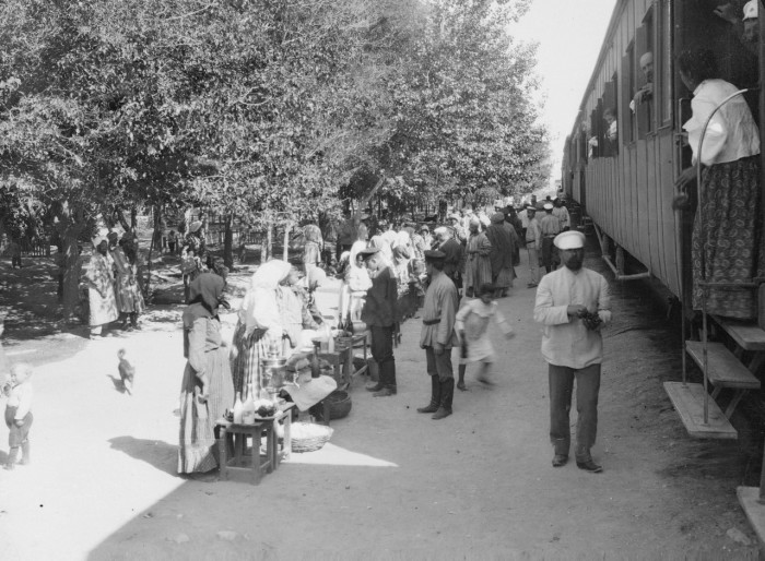 Торговля на железнодорожной станции в Зеравшанском округе. Кишлак Зирабулак, 1907 год.