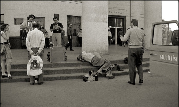 Пьяный мужчина на ступеньках Железнодорожного вокзала. СССР, Киев, 1991 год.