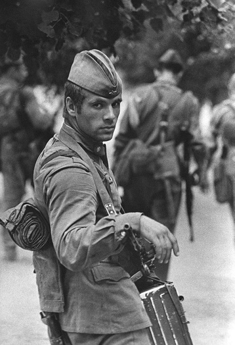 Портретный снимок солдата Советской армии в полной экипировке. 