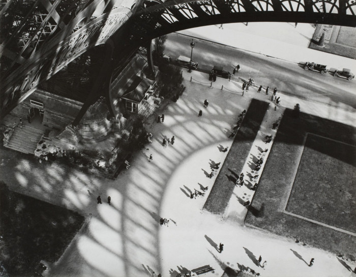 Тень от Эйфелевой башни. Франция, Париж, 1929 год.
