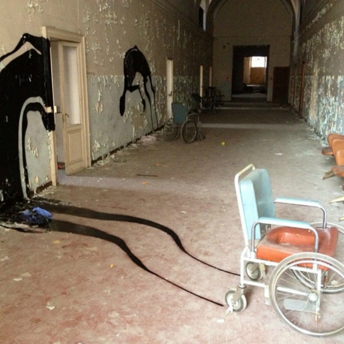Арт-объекты заблудших душ пациентов в заброшенной психиатрической клинике. Италия, Парма. 