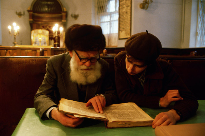 Раввин толкующий Тору молодому ученику в синагоге. СССР, Москва, 1987 год.