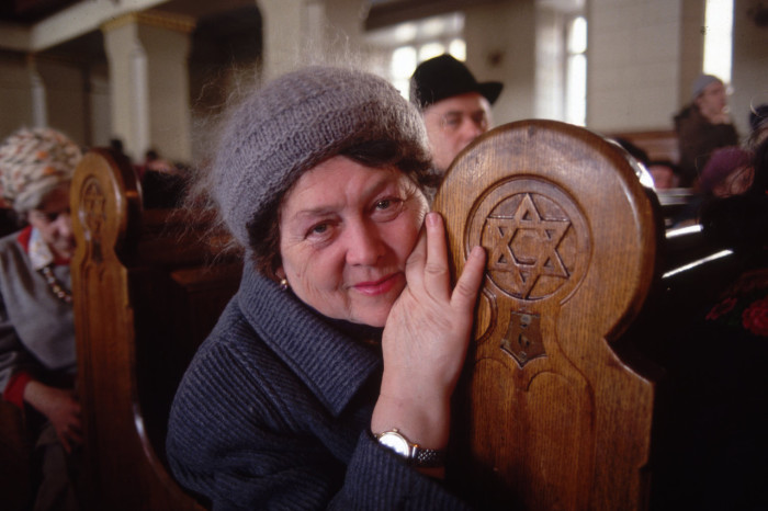 Женщина, пришедшая на службу в синагогу. СССР, Москва, 1990 год.