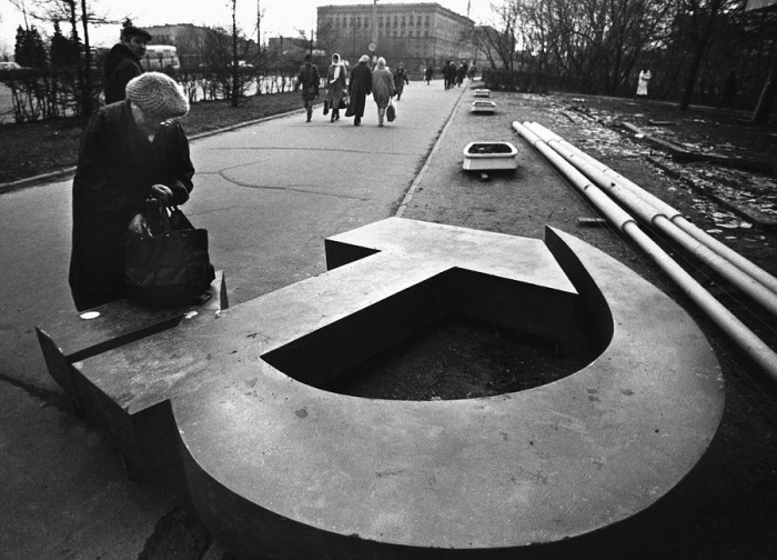 Женщина возле поверженного символа советской власти в Москве. 1991 год.  