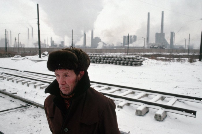 Мужчина, идущий в районе Челябинского металлургического комбината. Россия, Челябинск, 1991 год.