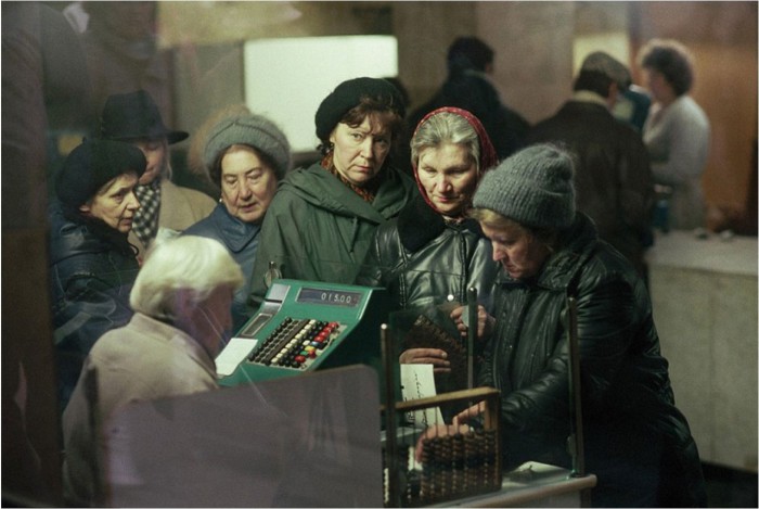  Люди, терпеливо ждущие своей очереди. СССР, Москва, 1991 год.